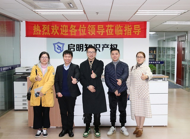 溫州商會新生代聯(lián)合會會長周玲衛(wèi)、秘書長姜皓等一行蒞臨公司考察交流